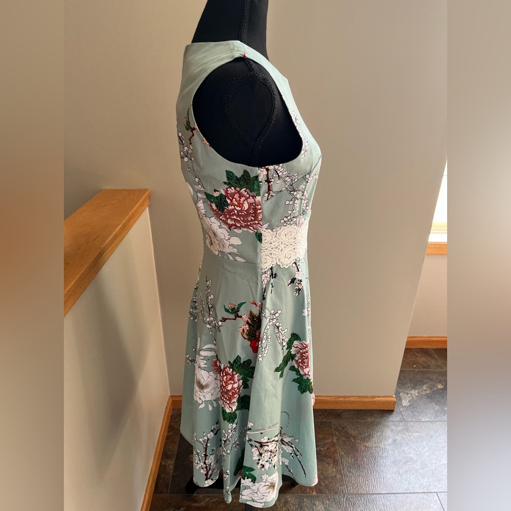 New cottagecore green floral flared sleeveless party/cocktail dress. Size medium - Picture 2 of 12